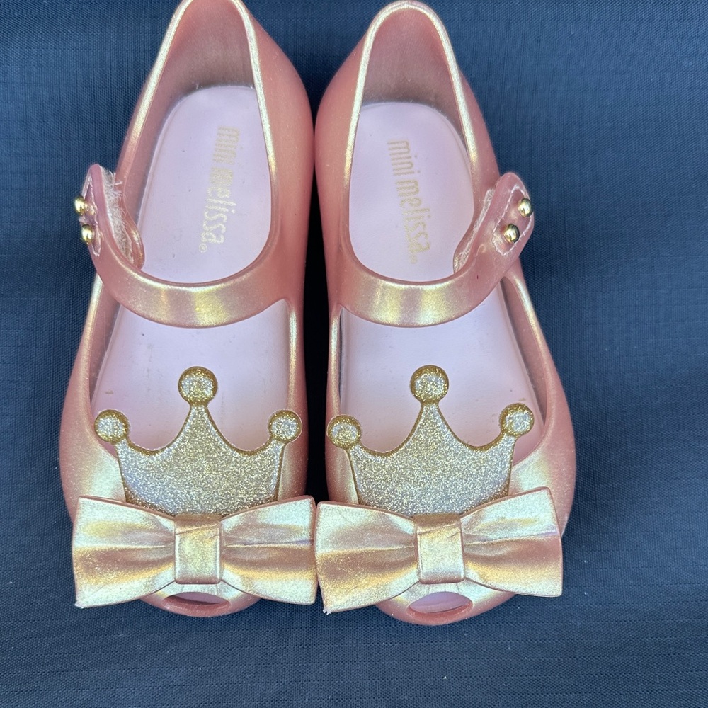 Mini Melissa Girls' Metallic Pink Jelly Shoes with Gold Crown & Bow